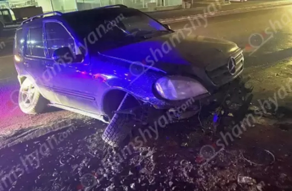 Երևանում Mercedes-ը բախվել է Նորագավիթի «Գայի պոստի» պատին. կան վիրավորներ